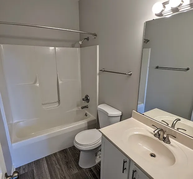 Spinnaker Cove Apartments — Photo 10