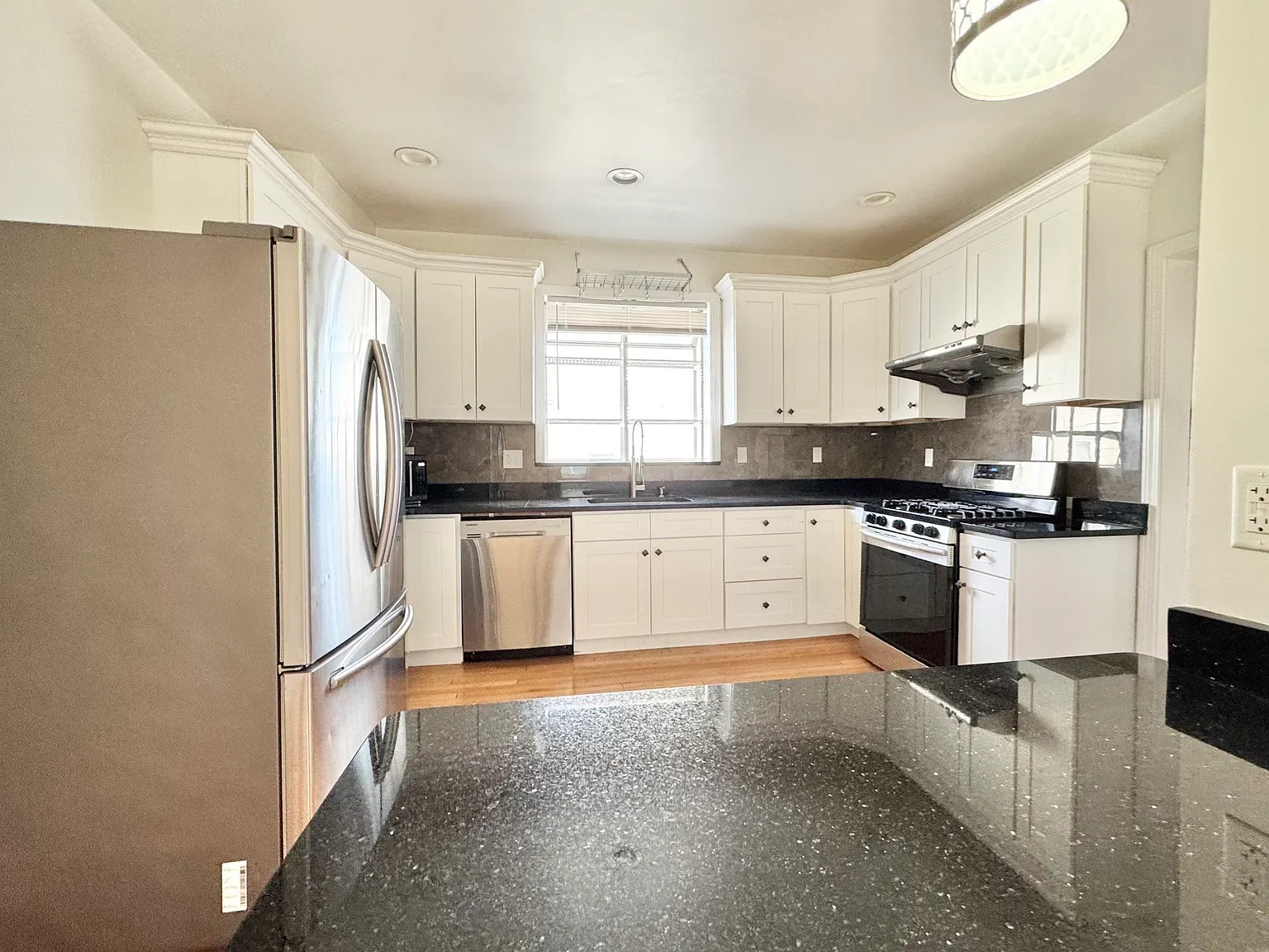 4 bed, 2.0 bath, 1300 sqft, $3,200 — Photo 3