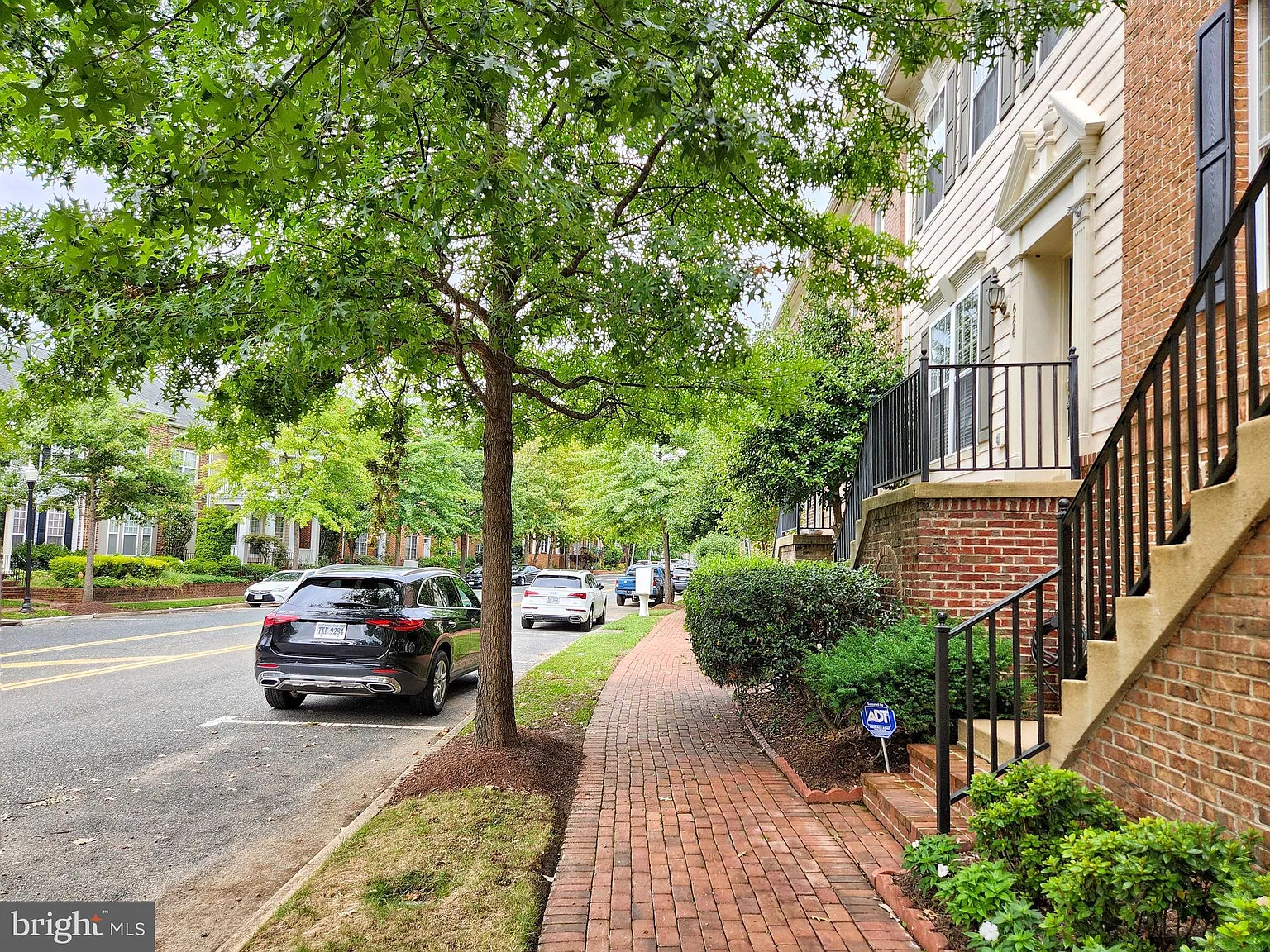 3 bed, 4.0 bath, 2245 sqft, $3,100 — Photo 2