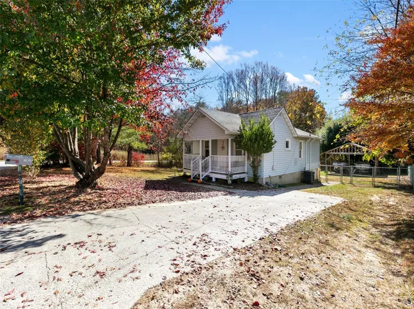 131 Holly Tree Cir, Hendersonville, NC 28792