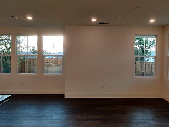 1st floor: Kitchen & Family Room (blinds not shown)