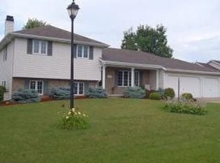 1440 W Woodstone Dr, Appleton, WI 54914