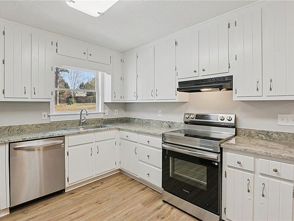 3rd image of 125 Sweet Bay Ln