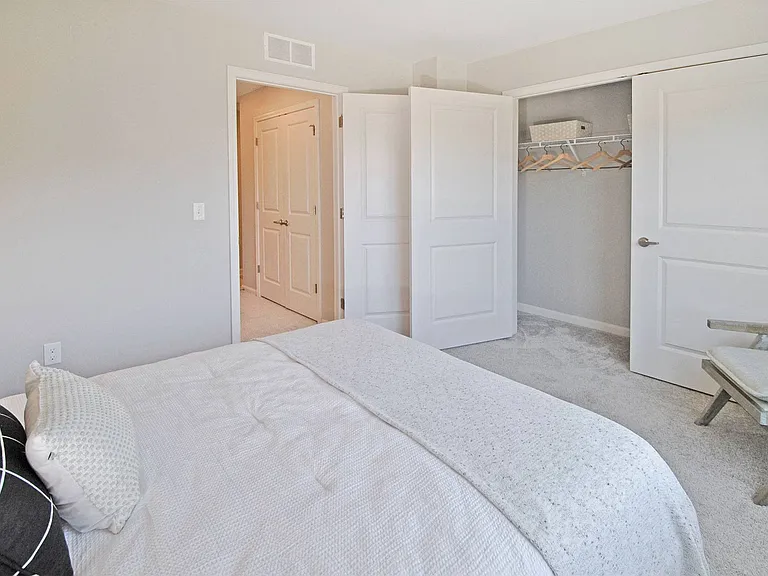 Midtown Pointe Apartments — Photo 15