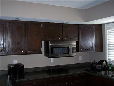 Counter/Cabinet/Microwave