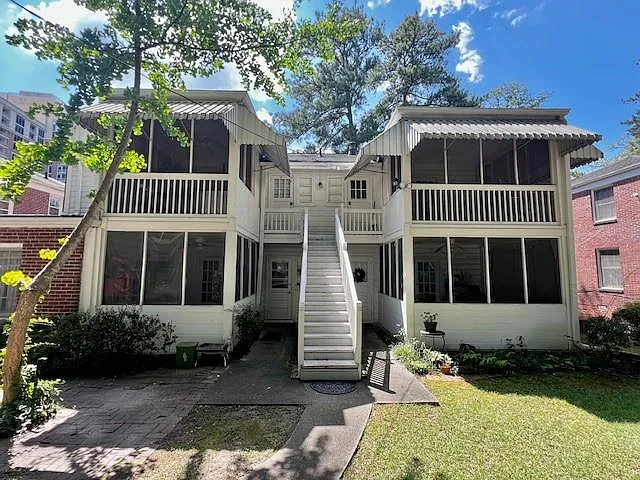 2 bed, 1.0 bath, 995 sqft, $1,695 — Photo 2
