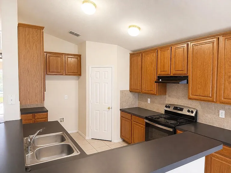1406 Millbrook Ln — Photo 7