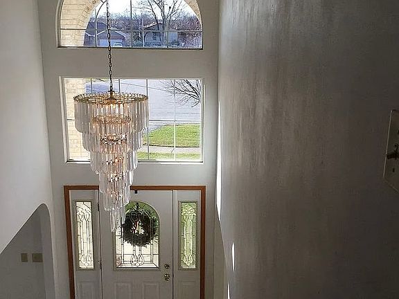 4th image of 596 Farm View Ct