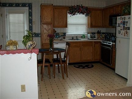 Cozy Kitchen w/Pantry & Appliances