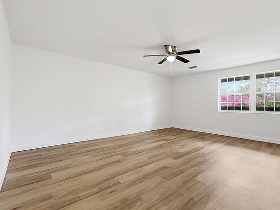 4th image of 129 SW Benz Way