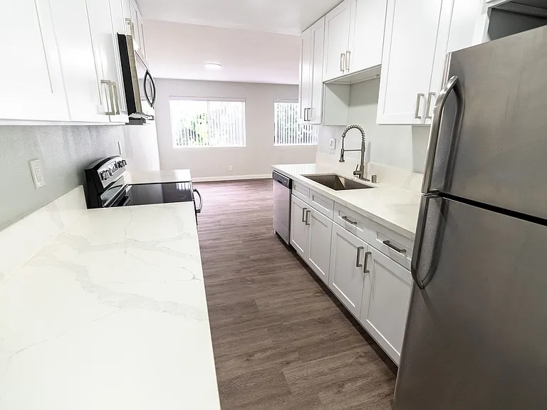 616 North Sweetzer Avenue — Photo 57