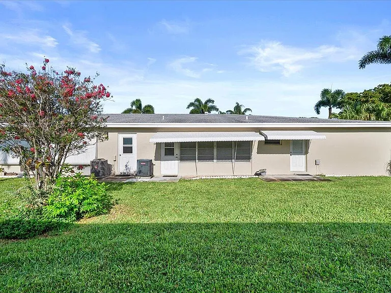 220 Country Ln #B — Photo 18