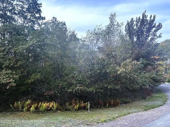 56 Rd Nn, Pocono Pines, PA 18350