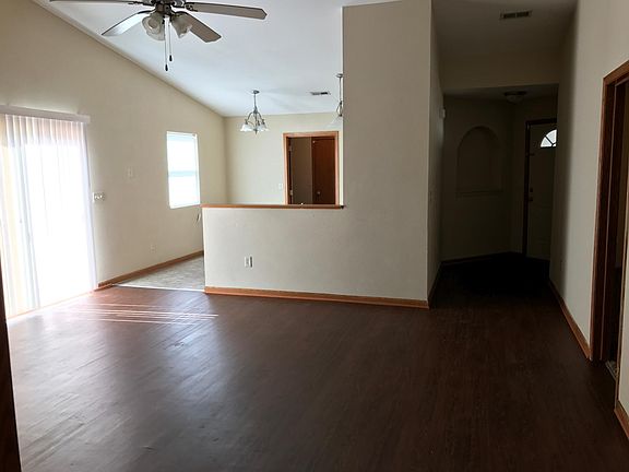 3rd image of 1606 Hickory Ln