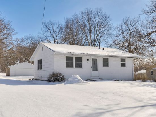 3827 E 27th St, Des Moines, IA 50317
