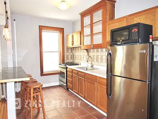 Rented by Zikos Realty Services | media 12