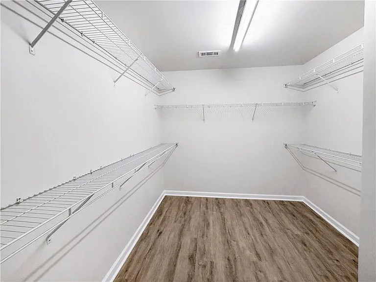 2425 Fairlie Dr — Photo 21