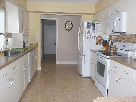 3rd image of 13512 Woodside Dr
