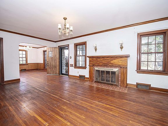 2nd image of 1100 E University Street