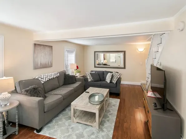 110 E Sunnyside Ave, Libertyville, IL 60048