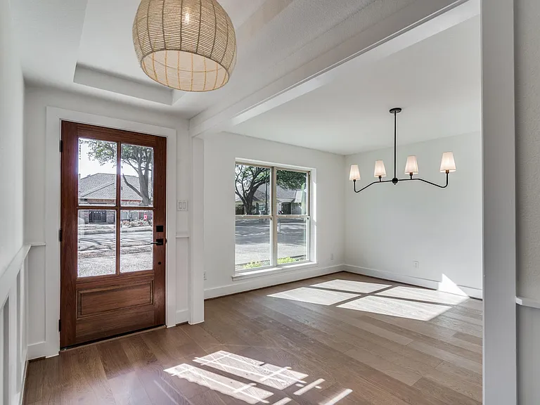 9035 Dunmore Dr — Photo 2