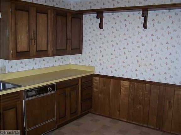 5th image of 2521 Woodview Dr