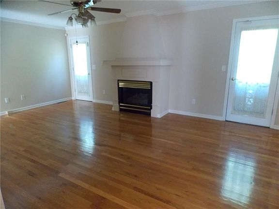 3rd image of 401 Woodridge Dr