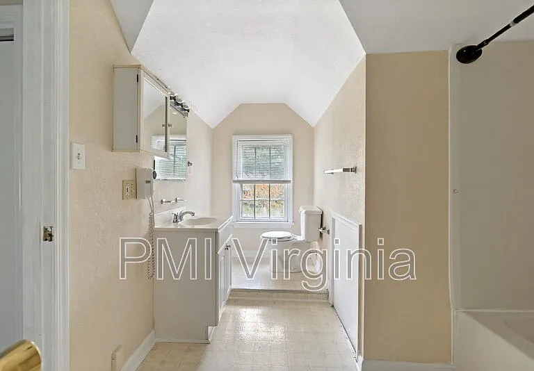 141 Howe St — Photo 19