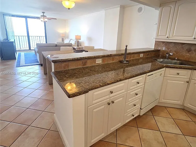 2625 Collins Ave #1506 — Photo 4