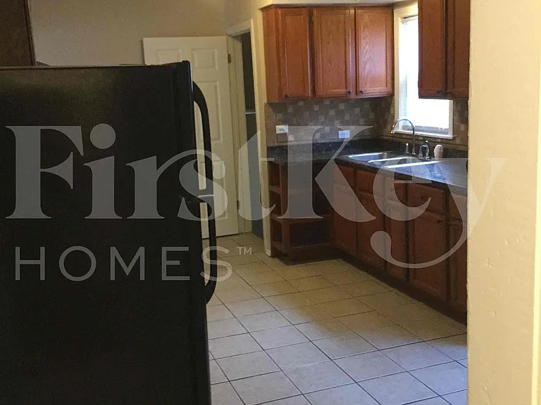 8044 S Maplewood Ave — Photo 4