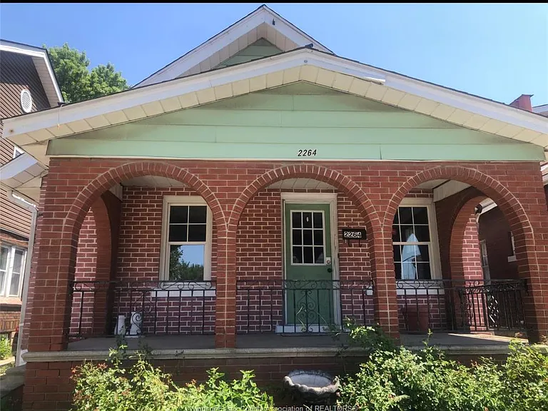 2264 Howard Ave — Photo 1
