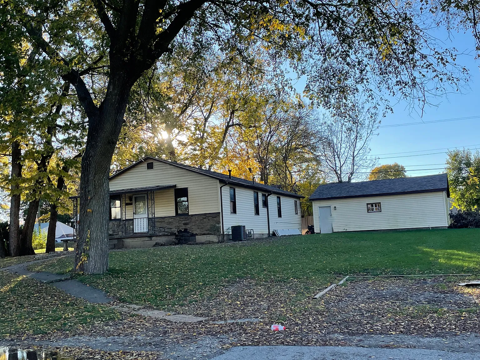 2976 S Lyons Ave photo 1