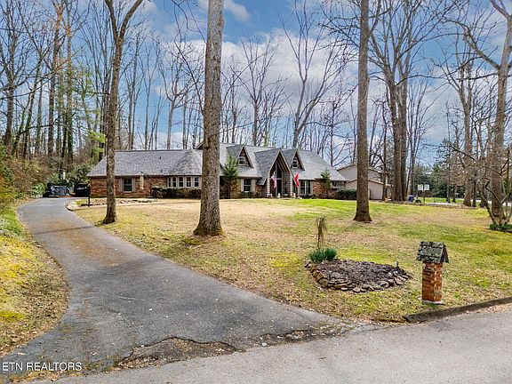 3rd image of 121 Wendover Cir