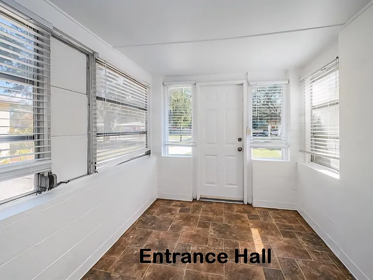 1611 Canterbury Rd N — Photo 3