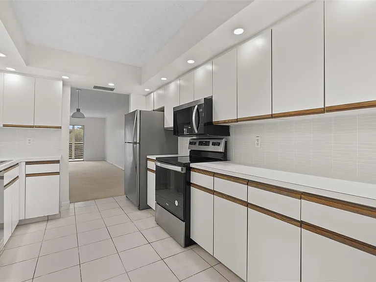 1801 Eleuthera Point #J3 — Photo 1