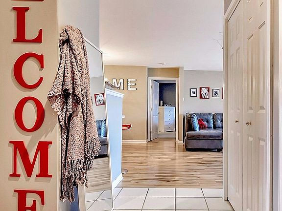 SPACIOUS WELCOMING CERAMIC FOYER