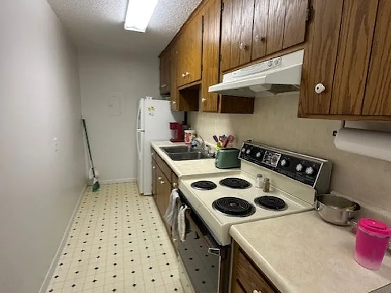 2422 Oak St — Photo 5