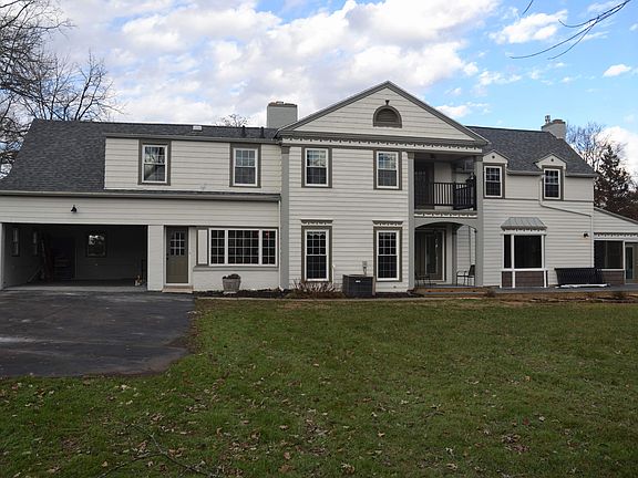 3rd image of 627 Hawthorne Ln