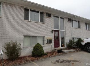 221 Summit Ridge Dr UNIT B, White Lake, MI 48386