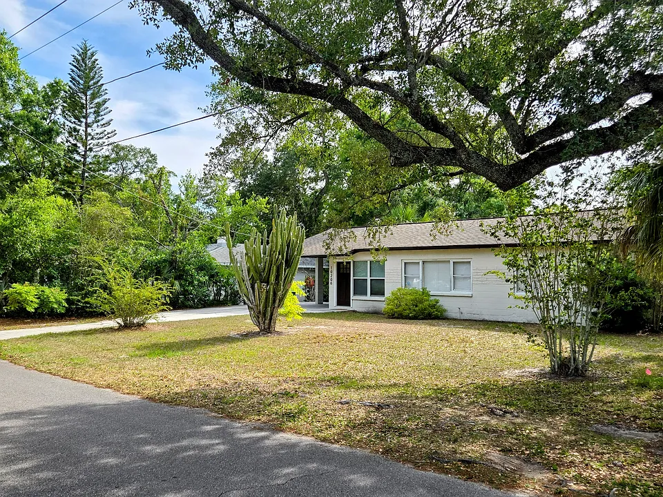 10206 N Oakleaf Ave