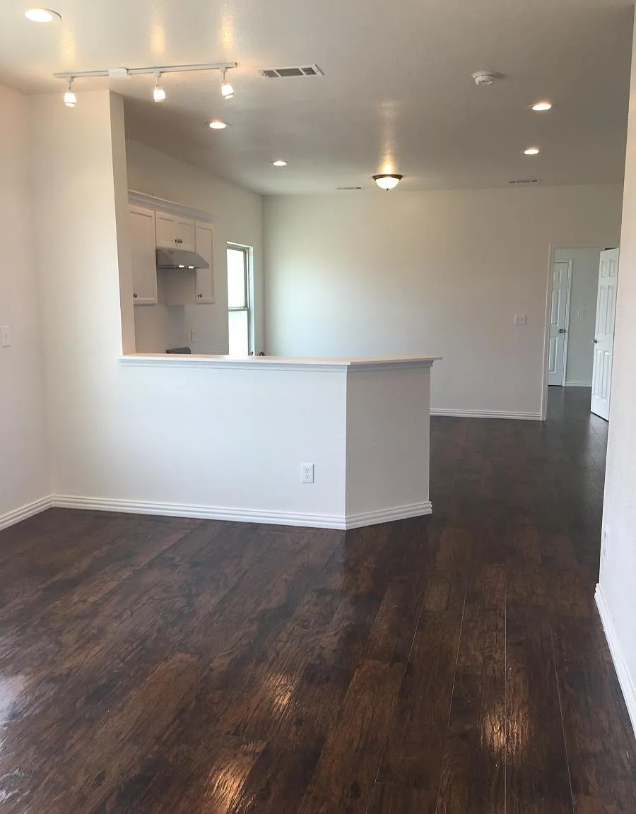 3 bed, 2.5 bath, 1500 sqft, $1,600 — Photo 3