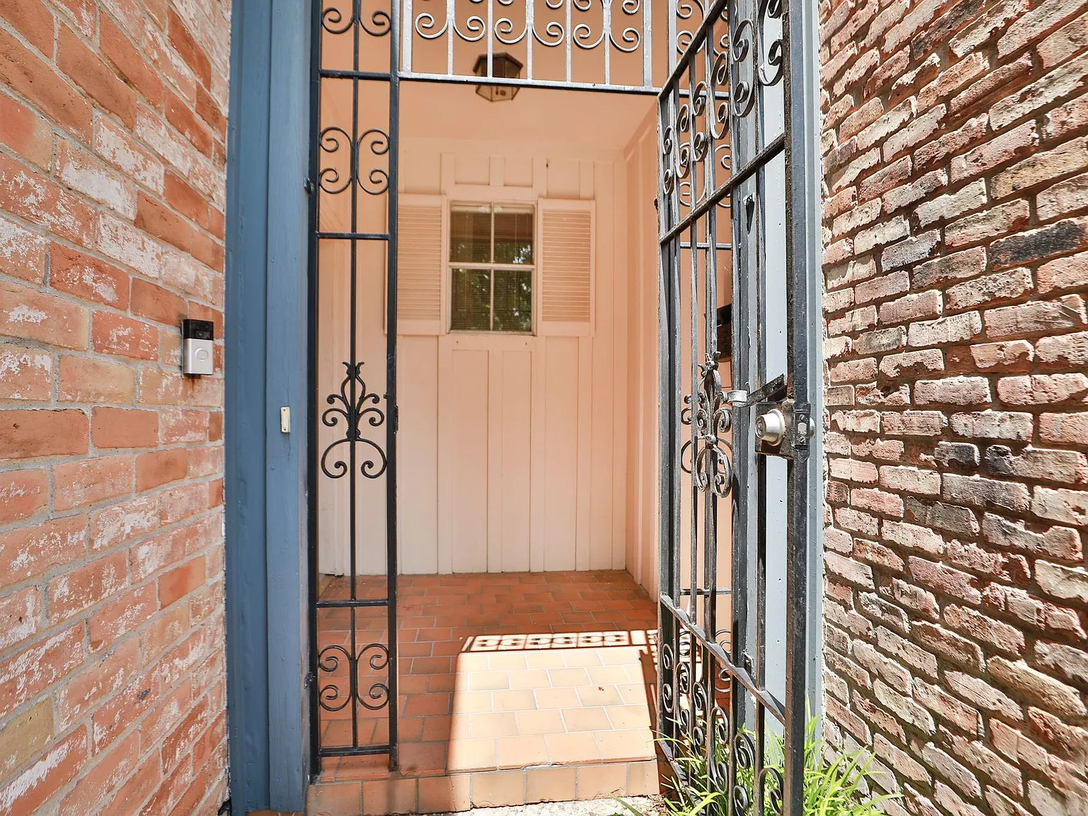 3 bed, 3.0 bath, 2266 sqft, $2,750 — Photo 2