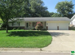215 2nd Ave SE, Sioux Center, IA 51250
