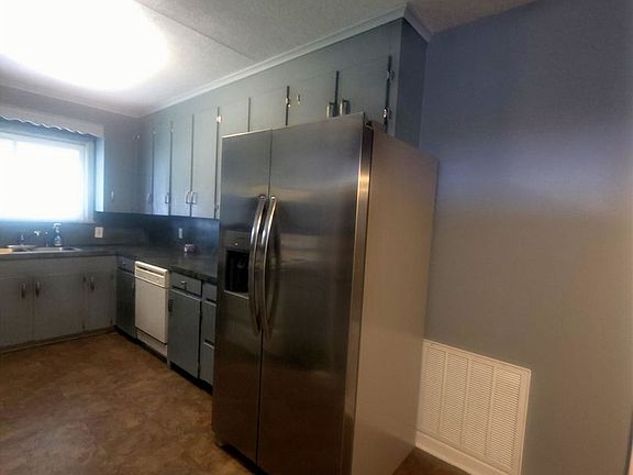 5th image of 319 Heather St