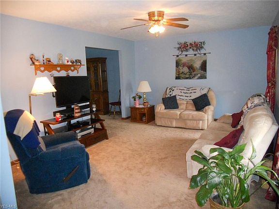 4th image of 22738 Lorraine Dr