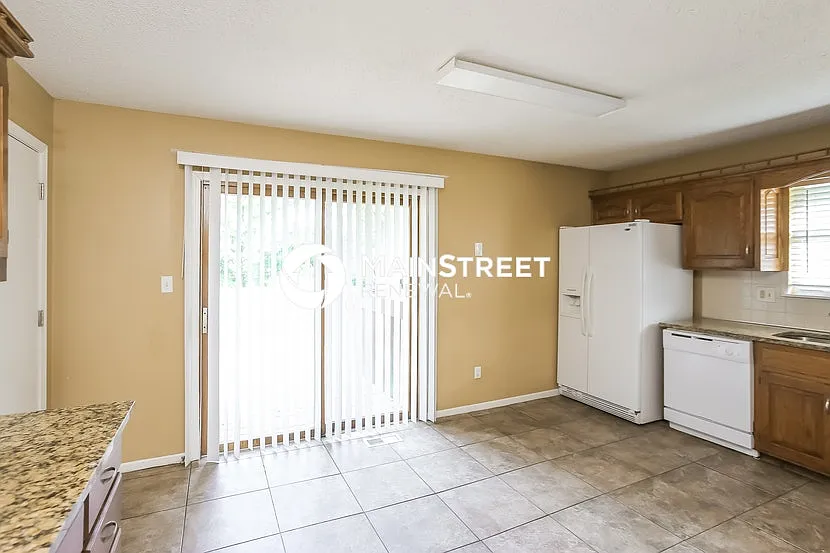 933 NE Bristol Dr — Photo 4