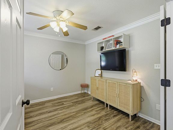 5th image of 204 Blanco Dr
