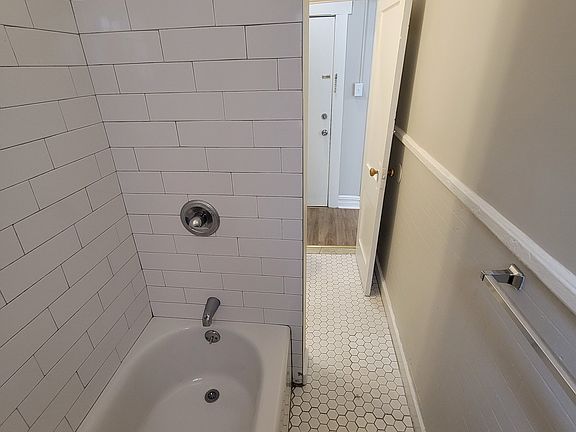 5th image of 154 Kensington Ave #106
