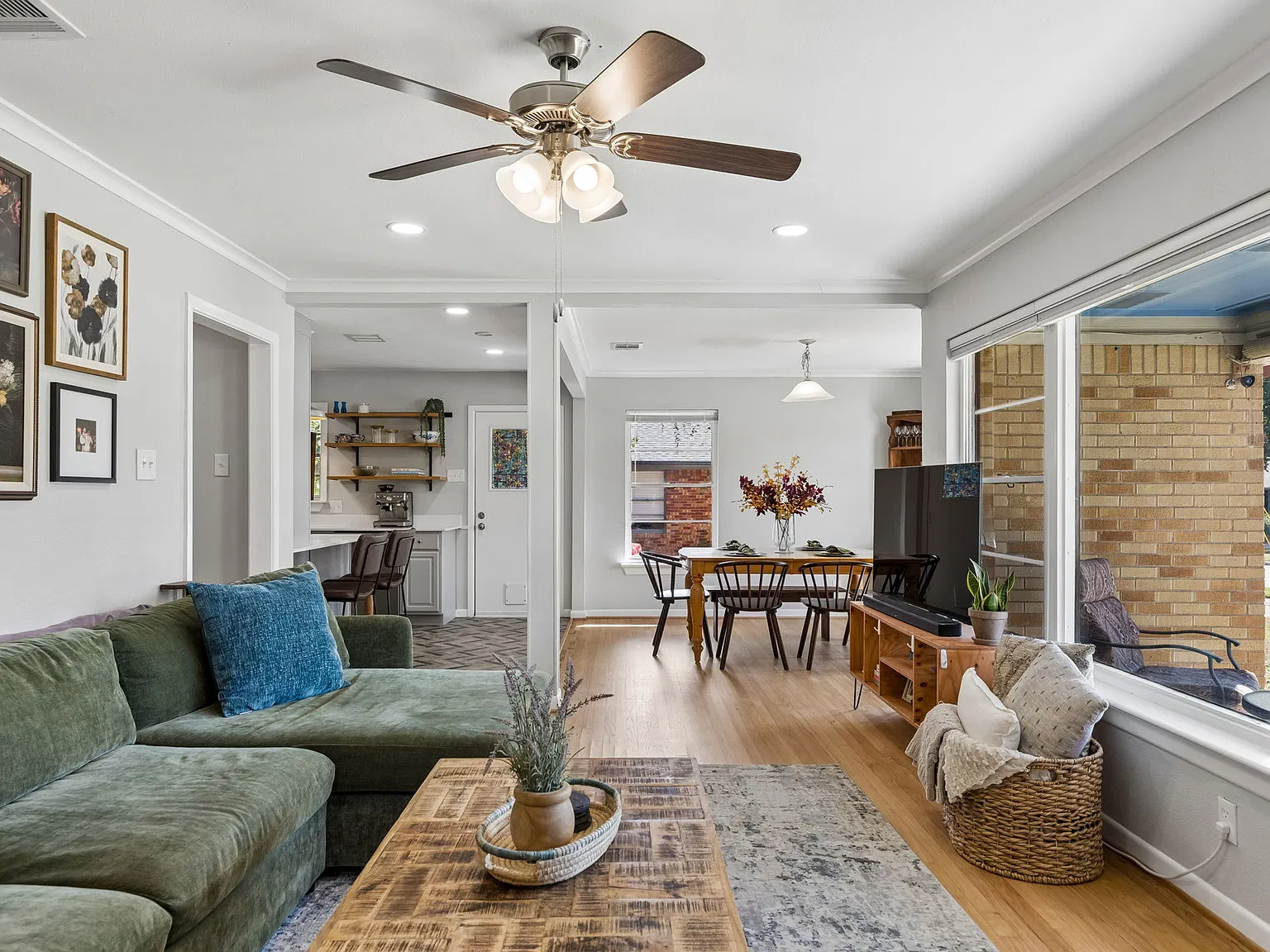 2 bed, 1.5 bath, 1250 sqft, $2,300 — Photo 2