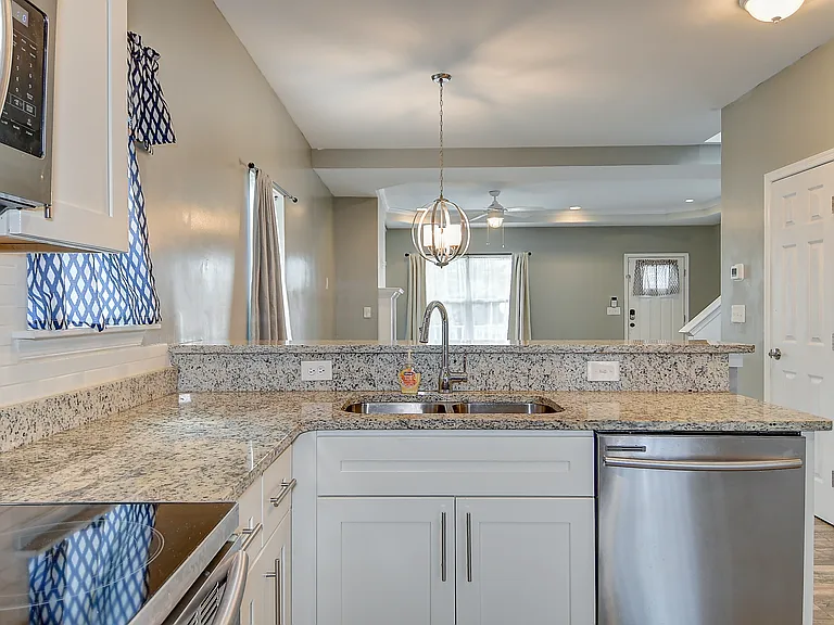 224 Taylor Ave W — Photo 17